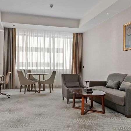 Holiday Suites Al Azizia Meca Exterior foto A room at the hotel
