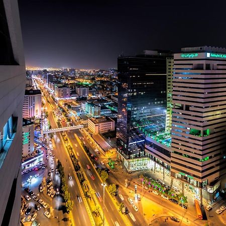 Holiday Suites Al Azizia Meca Exterior foto The city of Karachi at night.