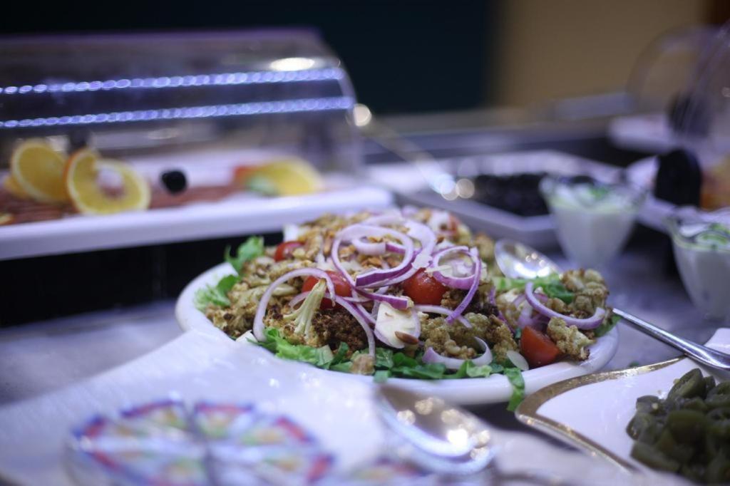 Holiday Suites Al Azizia Meca Exterior foto A plate of tabouleh salad