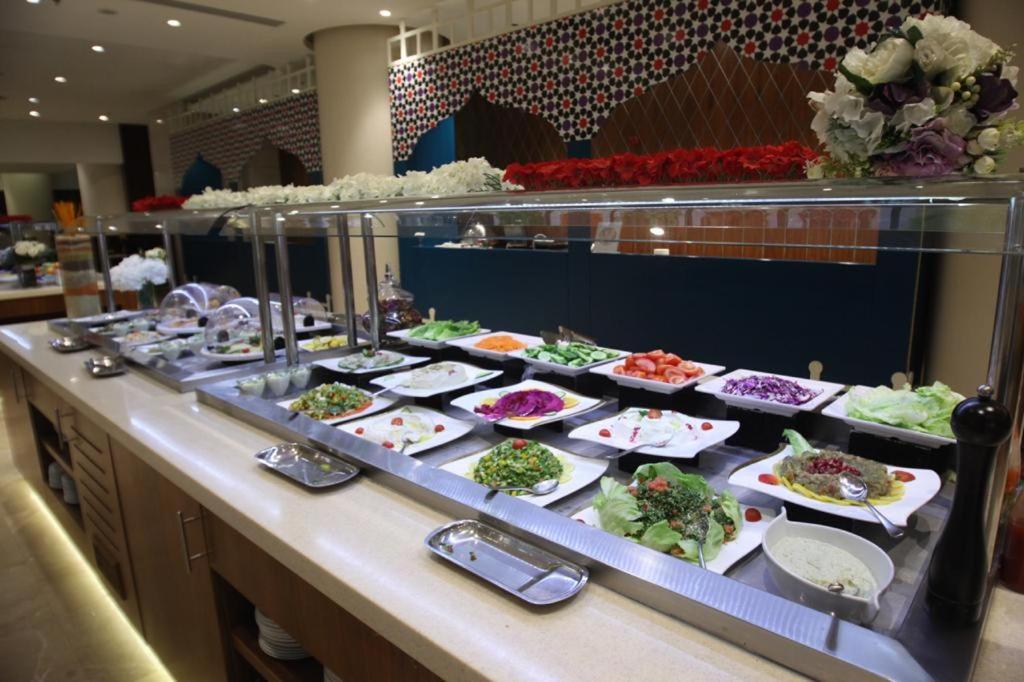 Holiday Suites Al Azizia Meca Exterior foto A buffet at a luxury hotel in Antalya, Turkey