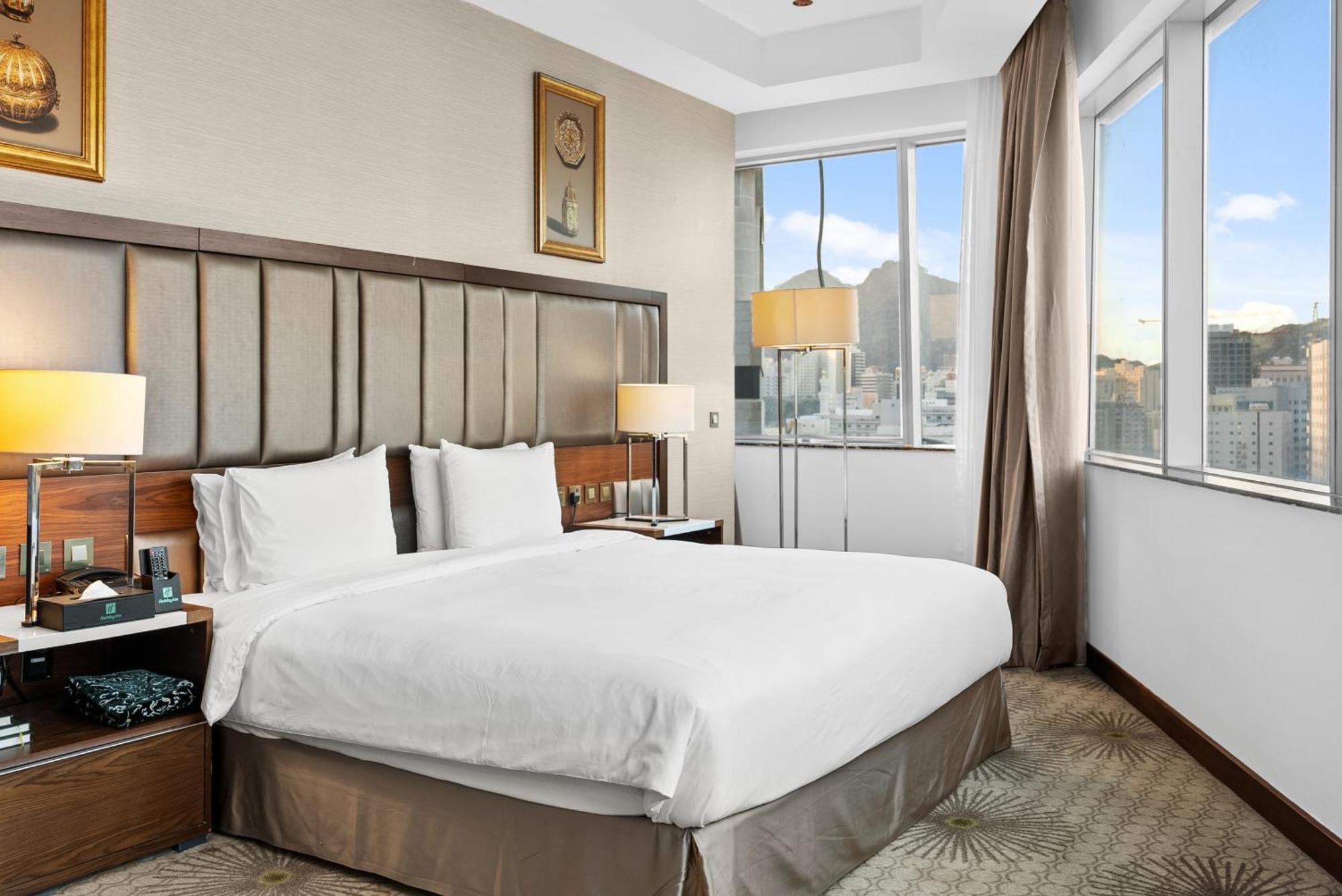 Holiday Suites Al Azizia Meca Exterior foto A room at the hotel
