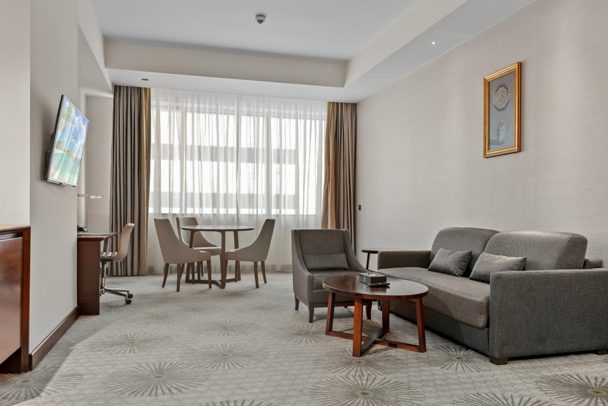 Holiday Suites Al Azizia Meca Exterior foto A room at the hotel