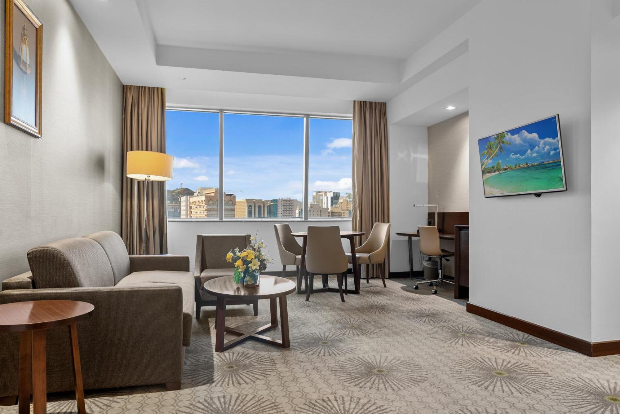 Holiday Suites Al Azizia Meca Exterior foto A room at the hotel