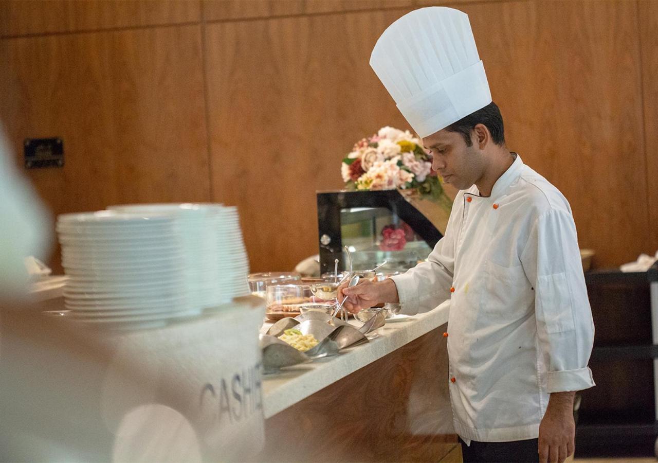 Holiday Suites Al Azizia Meca Exterior foto A chef preparing food at a buffet