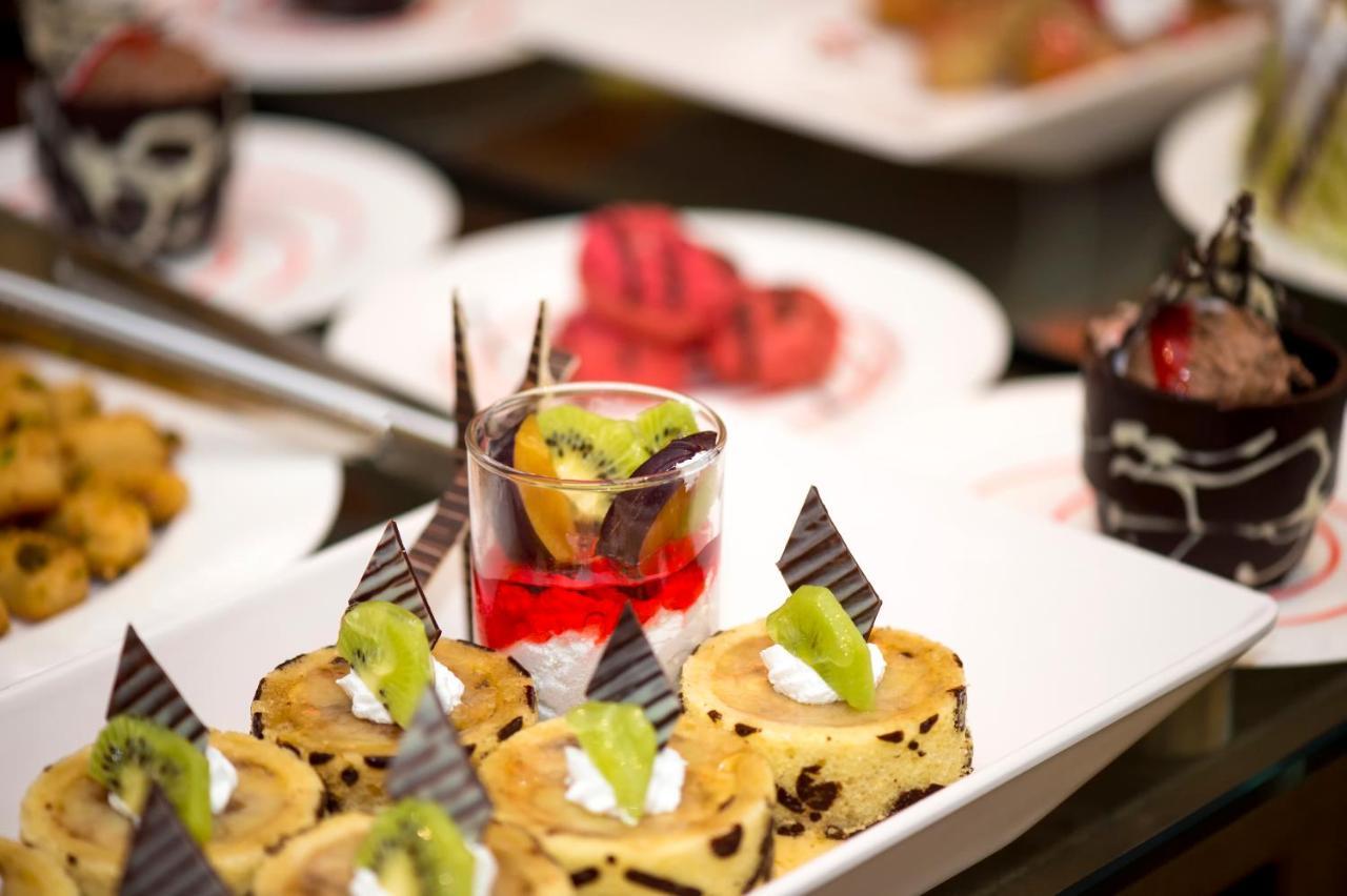Holiday Suites Al Azizia Meca Exterior foto A buffet at a luxury hotel