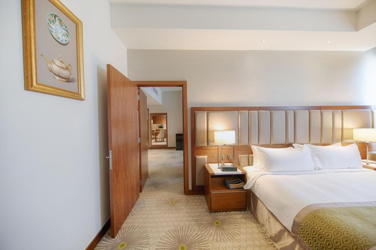 Holiday Suites Al Azizia Meca Exterior foto A room at the hotel