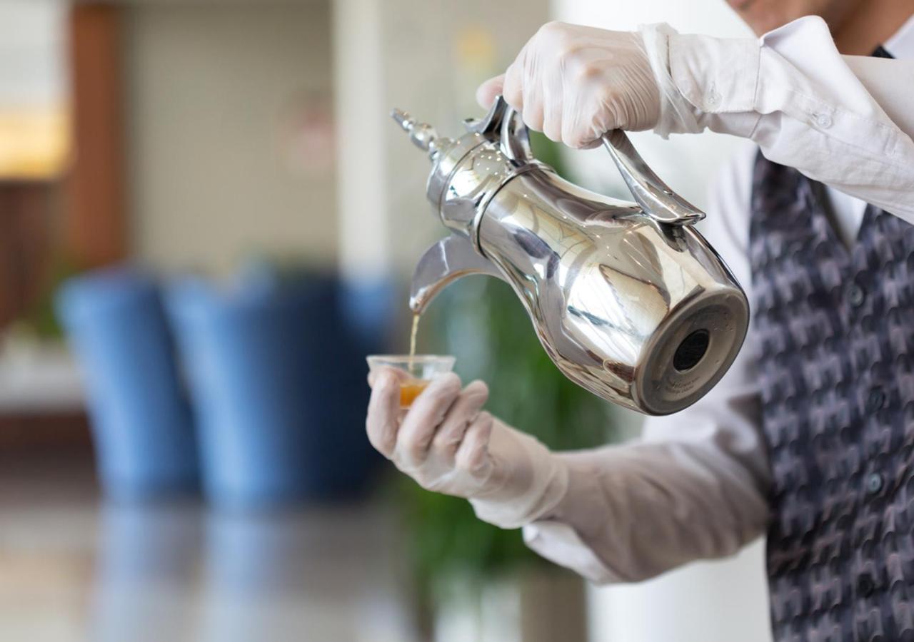 Holiday Suites Al Azizia Meca Exterior foto Coffee being served in a traditional way.