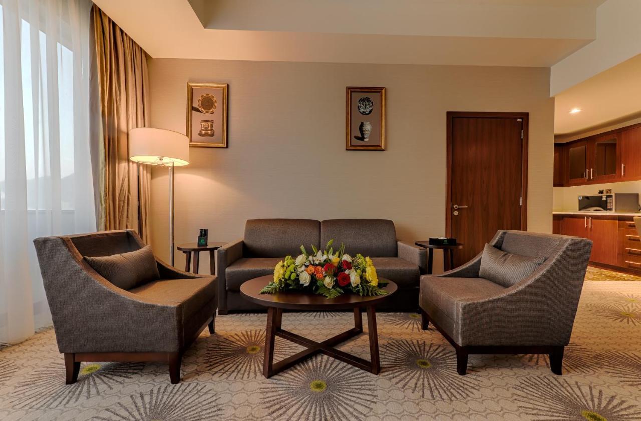 Holiday Suites Al Azizia Meca Exterior foto A living room in a hotel