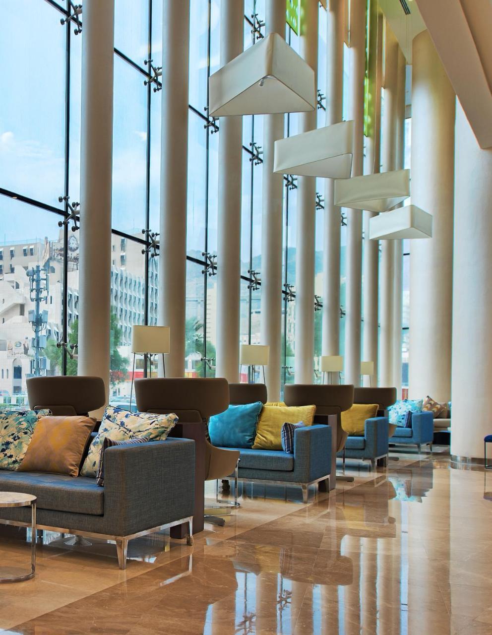 Holiday Suites Al Azizia Meca Exterior foto The hotel lobby
