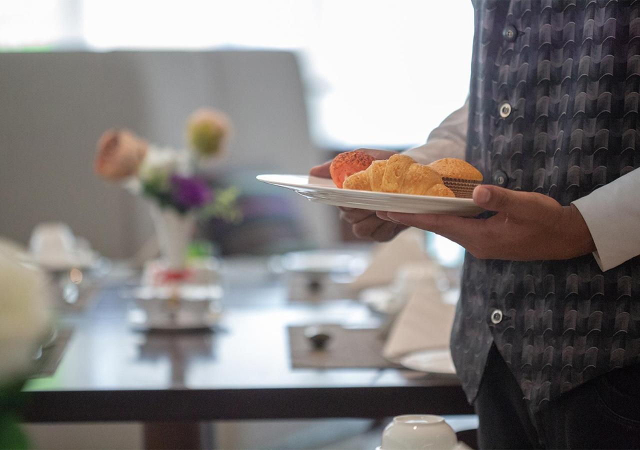 Holiday Suites Al Azizia Meca Exterior foto A waiter serving food at a buffet