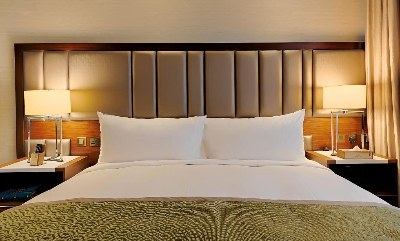 Holiday Suites Al Azizia Meca Exterior foto A guest room at the hotel