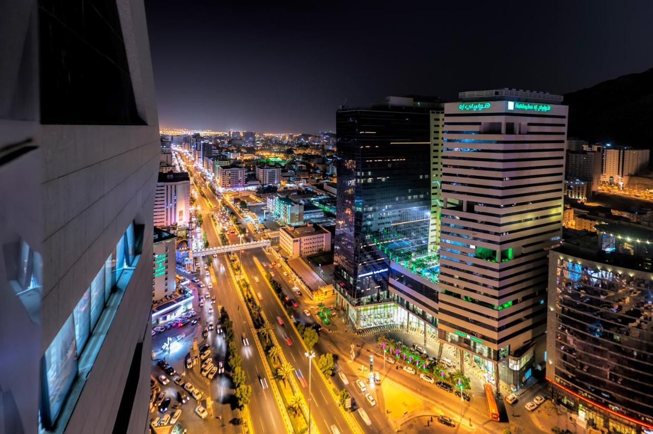 Holiday Suites Al Azizia Meca Exterior foto The city of Karachi at night.