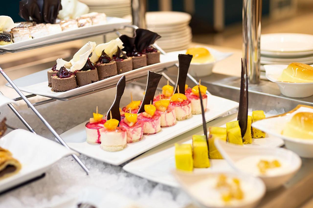 Holiday Suites Al Azizia Meca Exterior foto A buffet at a luxury hotel