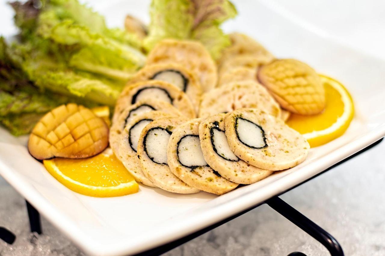 Holiday Suites Al Azizia Meca Exterior foto A plate of baked almond cookies