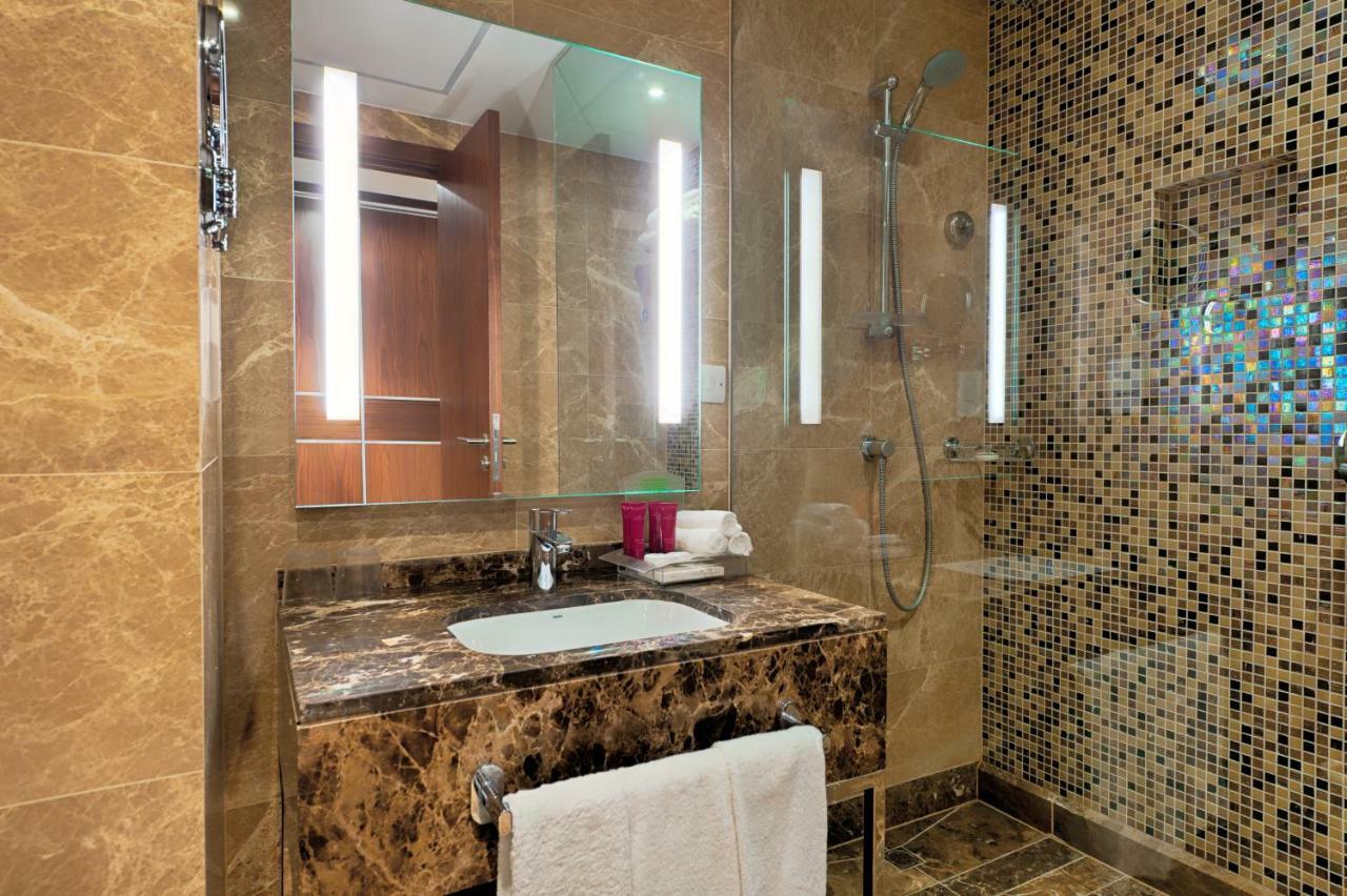 Holiday Suites Al Azizia Meca Exterior foto A bathroom at the hotel