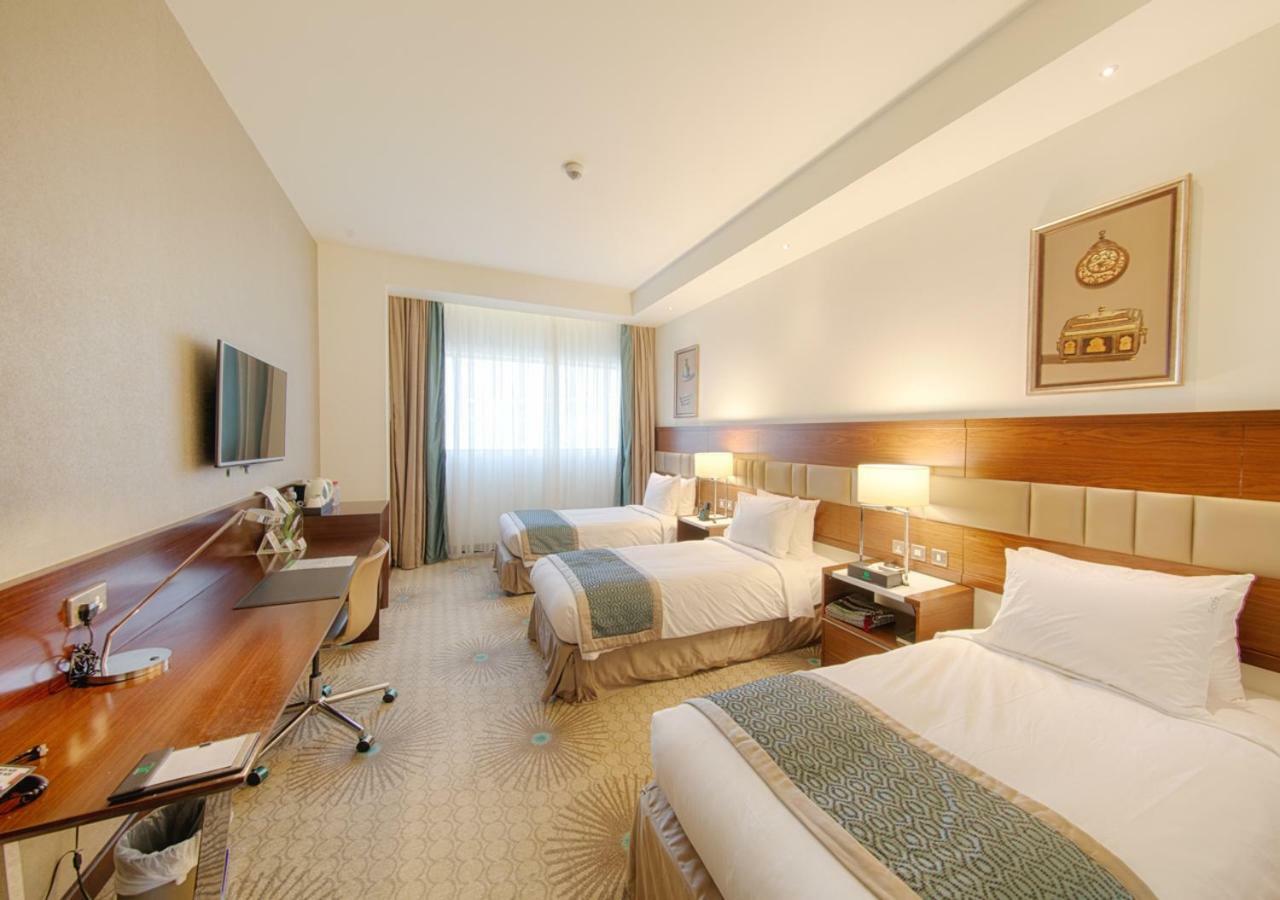 Holiday Suites Al Azizia Meca Exterior foto A room at the hotel